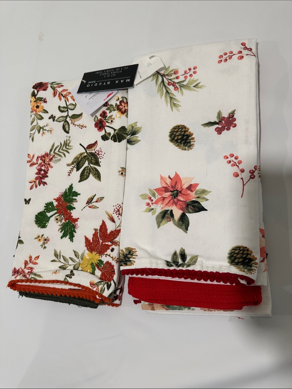 NWT 2 packs of Christmas Holiday towels kitchen bathroom hand seasonal pinecone